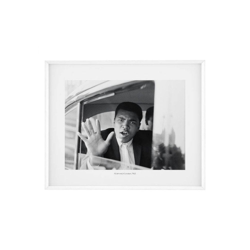 Print Ali arrives in London, White Wooden Frame, Clear Glass